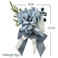 Eleganter staubblauer Hochzeitsanstecker mit Seidenrosen und weißen Beerenakzenten - Nebelblaues Handgelenk-Corsage