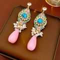 Detail van vintage oorbellen met turquoise kristallen en roze waterdruppel kralen - Roze Waterdruppel Stijl (S925 Zilveren Naald)