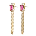 Dettaglio di orecchini a catena d'oro con zircone rubino rettangolare e lunghe nappe - Rosso