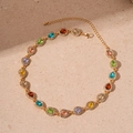 Dettaglio di gemme a goccia e cristalli su una collana in oro con chiusura a moschettone - Collana a Goccia d'Acqua con Strass Multicolore (Base Oro)