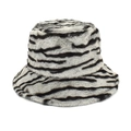Detail eines flauschigen Fischerhuts aus Webpelz mit grauem Zebra-Streifenmuster - M (56-58cm) / Grau