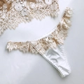 Elegante conjunto de lencería de encaje blanco marfil con tanga de lazo y camisola - S / Color Piel