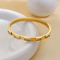 Bracciale rigido in acciaio dorato con cristalli rettangolari in stile minimalista - Strass Bianchi