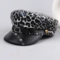 Berretto newsboy leopardato con visiera in pelle nera e cinturino con borchie in metallo - M (56-58cm) / Leopardo Nero e Bianco (Fibbia con Borchie)