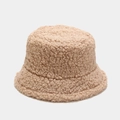 Nahaufnahme der beigen Lammfell-Textur eines dicken minimalistischen Anglerhuts für Winter - M / Khaki