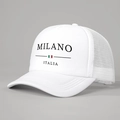Vista laterale del cappello trucker bianco con stampa MILANO ITALIA e rete traspirante - Regolabile / Tutto Bianco