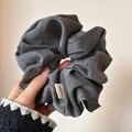 Elastico per capelli in tessuto grigio con perline nere ed etichetta Hand Made - Grigio