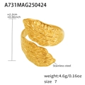 Dettaglio dell'anello a foglia in acciaio placcato oro 18k con altezza 2,2cm e peso 4,6g - Stile Foglia Geometrica (A731) / Oro