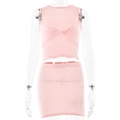 Vista detallada del conjunto de dos piezas de punto rosa con top sin mangas y falda corta - M / Rosa
