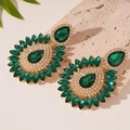 Dettaglio di gemme verdi a goccia e strass su orecchini a fiore dorati stile vintage - Orecchini a Goccia con Strass Verde (Perno in Argento)