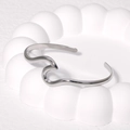 Bracciale rigido aperto argento con design ondulato in acciaio al titanio su supporto - Argento