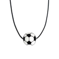 Detailopname van een voetbal hanger met een zwart waxkoord op een witte achtergrond - Voetbal Wastouw Ketting