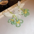 Detail von Perlen-Ohrringen mit hellgrünen Kristallen und einer zarten Organzaschleife - Grüner Blumen-Stil (39#)