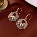 Macro di orecchini vintage con rilievo di elefante su sfondo di raso rosso scuro - Gancio per orecchio - Oro
