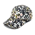 Vue détaillée d'une casquette de baseball à fleurs avec motifs blancs et roses sur noir - Base Noire Avec Motif Floral Blanc Et Rose (1#)