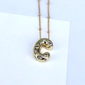 Détail du collier avec pendentif lettre C en or 18 carats et incrustation de zircons - Lettre C