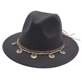 Dettaglio di cappello fedora a tesa larga in stile etnico con perline e monete, grigio scuro - grigio scuro