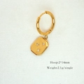 Detail view of 14K gold hoop earring with star-engraved pendant and small rhinestones - Polygon Inlaid