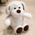 Adorable chien en peluche blanc avec accents marron et fourrure douce sur un tapis - Chiot Blanc (Nu) / Blanc