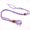 Detalle de collar tejido violeta con cuentas de madera y bolsa de red para piedra - Collar / Púrpura