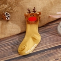 Detalle de calcetines de bebé de punto acanalado mostaza con un reno de peluche 3D - XS / Reno Jengibre