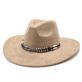 Detail eines khakifarbenen Wildleder-Cowboyhuts mit Ethno-Perlen und Metallschnalle - M (56-59cm) / Hellkhaki (Wildleder)