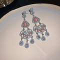 Orecchini pendenti vintage con pietre blu e rosa su un piatto in ceramica crema - Stile Nappa a Goccia Cava / Blu Rosa