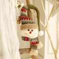 Encantador muñeco de nieve de peluche navideño con gorro de punto en una escalera decorativa - Muñeco de Nieve Adorno para Pomo de Puerta