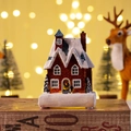Detailansicht eines Miniatur-Weihnachtshauses mit warmem LED-Licht und Schneebedeckung - Modell D Leuchthaus (Schneehaus)