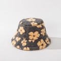 Nahaufnahme des grauen Plüsch-Anglerhuts mit gelben Blumenmustern und flauschiger Textur - M (56-58cm) / Orange