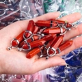 Handvasthoudende rode jaspis zeshoekige pilaar hanger met zilveren metalen sluiting voor ketting - Rode Jaspis