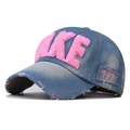 Dettaglio cappello in denim lavato con ricamo in peluche rosa e visiera con effetto usurato - Regolabile / Rosa scuro