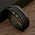 Primer plano de pulsera de cuero multicapa para hombre con cierre magnético de metal - Negro + Negro Mate