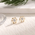 Boucles d'oreilles flocons dorées avec strass blancs sur fond hivernal de pins - EAR0002-Flocon de Neige Doré
