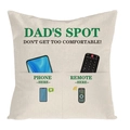 Dettaglio federa in lino con tasche portaoggetti per telefono e telecomando, stampa Dad's - Il posto di papà (Beige)