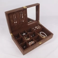 Détail de la boîte à bijoux en bois de noyer avec fentes pour bagues et fermoir doré - 9+2 Boîte À Bijoux En Bois De Noyer