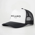 Klassieke zwart-witte truckercap met MILANO ITALY print en ademend mesh materiaal - Verstelbaar / Zwart & Wit