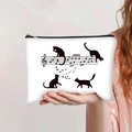 Vue d'une trousse de maquillage en toile blanche avec motif chat et notes de musique - Notes de Musique de Chat Noir Simples (jiaying0015)