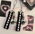 Bijou de téléphone en dentelle noire fait main avec perles roses et pendentif chat - Style Ruban Chat / Noir Rose