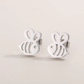 Vista macro de pendientes de plata con forma de abeja y diseño hueco pulido elegante - Estilo Color Acero (KE84238-Z)