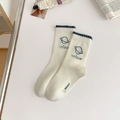 Chaussettes en coton blanc cassé avec bords bleus à volants et broderie planète - Taille unique / Style Planète