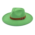 Détail d'un chapeau fedora vert vif avec ceinture en cuir marron et boucle en métal argenté - M (56-58cm) / Vert Herbe