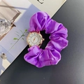 Dettaglio dell'orologio da donna con cinturino in raso viola e ghiera dorata - Viola