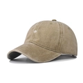 Detailopname van het witte R-borduurwerk op een kaki vintage gewassen baseballcap - Khaki