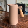 Nordic 1L thermal water carafe in matte nude pink with ergonomic wooden handle - Plain Style / Coffee