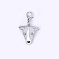 Vue détaillée d'un pendentif chien blanc avec fermoir mousqueton argenté sur fond bleu - 34 Greyhound