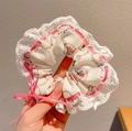 Chouchou floral avec bordure en dentelle blanche et nœud en ruban de satin rose - Chouchou Floral en Dentelle Rose Clair