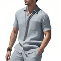 Détail d'une chemise à manches courtes gris-bleu clair avec col boutonné et poche poitrine - S / Gris