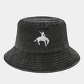 Gros plan sur la broderie équestre blanche du chapeau bob en denim noir délavé - Taille unique / Noir