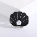 Broche de concha en esmalte negro con perla blanca central y diamantes de imitación - Negro